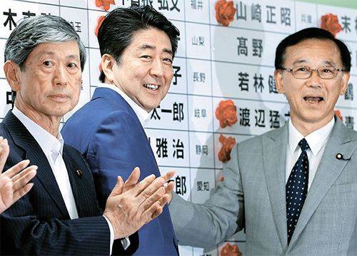 아베 신조 일본 총리(가운데)가 참의원 선거가 치러진 지난 7월 10일 밤 자민당 본부에서 소속 후보 명단에 당선표를 붙이고 있다. 자민·공명 연립정권은 2개 야당의 지원을 받아 개헌에 필요한 3분의 2 의석을 확보했다. [AP=뉴시스]