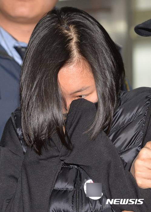 【서울=뉴시스】고승민 기자 = 최순실 씨 조카이자 승마선수 출신으로 스포츠계 인맥을 이용해 평창 동계올림픽 관련 각종 이권을 챙긴 혐의를 받고 있는 장시호 씨가 20일 새벽 서울중앙지방검찰청에서 조사를 마치고 구치소로 향하고 있다. 2016.11.20.   kkssmm99@newsis.com