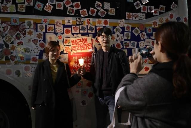 ▲ 시민들은 '꽃으로라도 때리지 말라'라는 의미로, 경찰버스에 꽃 스티커를 붙였다. ⓒ프레시안(최형락)