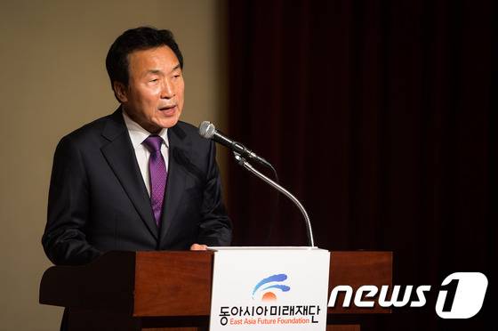 손학규 전 민주당 대표가 21일 서울 한국불교역사문화기념관에서 열린 동아시아미래재단 창립 10주년 기념 세미나 '합의제 민주주의에 기초한 제7공화국 건설 방안' 토론회에서 기조연설을 하고 있다. 2016.11.21/뉴스1 © News1 유승관 기자