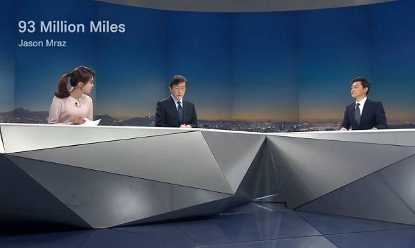 JTBC '뉴스룸' 엔딩곡으로 흘러나온 제이슨 므라즈의 '93 Million Miles'에 관심이 모이고 있다. 사진=방송 캡쳐