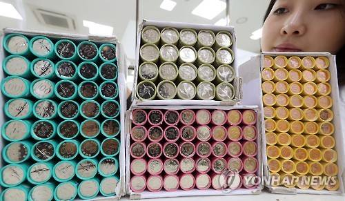 전자결제 보편화, 동전 사라지나..      (서울=연합뉴스) 최재구 기자 = 21일 서울명동 KEB하나은행 본점에서 관계자가 4가지 주화를 정리하고 있다. 한국은행은 내년 상반기 중 '동전없는 사회' 시범사업을 시행하고 시범사업의 성과를 고려해 교통카드뿐 아니라 신용카드나 은행 계좌로 거스름 돈을 충전하는 방식도 도입할 예정이다.