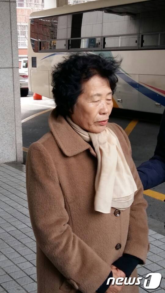 광주지법 민사1단독 김현정 판사의 심리로 근로정신대 피해자와 유족 등 2명이 미쓰비시중공업을 상대로 제기한 손해배상 소송에 대한 공판기일이 진행된 가운데 원고 이경자씨가 기자들을 만나 인터뷰를 하고 있다. 2016.11.22/뉴스1 © News1 전원 기자