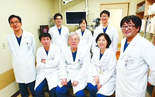고려대구로병원 소화기내과·내시경센터 주요 의료진. 앞줄 왼쪽부터 주문경, 박종재(센터장), 박영태, 김효정, 이범재 교수. 뒷줄 왼쪽부터 김태원, 이지애, 최원재 임상강사. 구성찬 기자