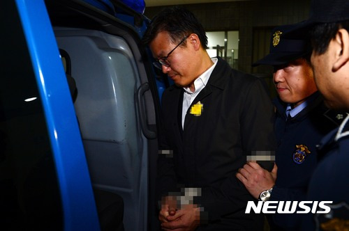 【서울=뉴시스】신태현 기자 = 대통령 연설문 등을 유출한 혐의로 구속된 정호성 전 청와대 제1부속비서관이 22일 오후 서울 서초구 서울중앙지검에서 조사를 마치고 구치소로 이송되고 있다. 2016.11.22.   photo@newsis.com