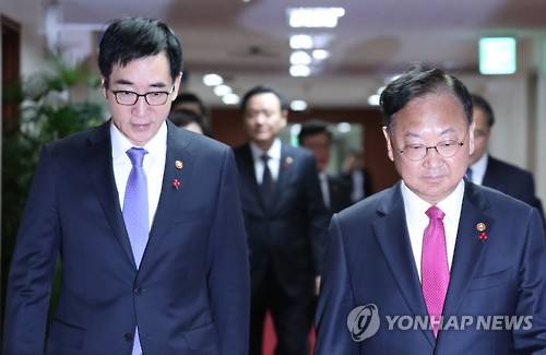 회의장 들어서는 부총리들 (서울=연합뉴스) 이진욱 기자 = 22일 오전 서울 세종로 정부서울청사에서 열린 국무회의에서 유일호 경제부총리 겸 기획재정부 장관(오른쪽)과 이준식 사회부총리 겸 교육부 장관이 회의장에 들어서고 있다.