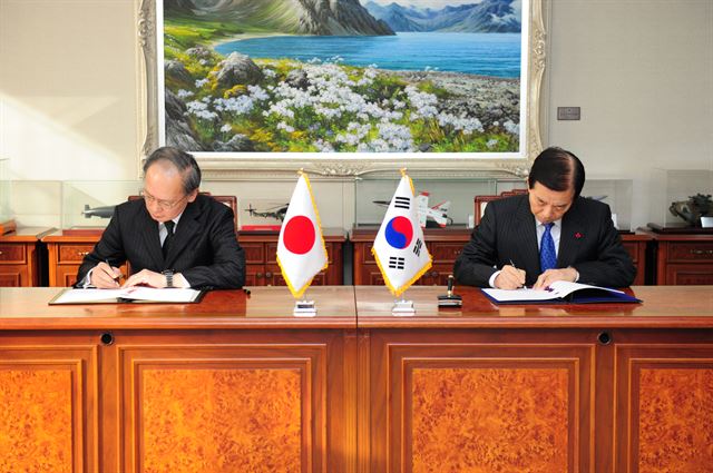 한민구(오른쪽) 국방부 장관과 나가미네 야스마사 주한 일본대사가 23일 서울 국방부 청사에서 한일 군사정보보호협정(GSOMIA)에 서명하고 있다. 이날 국방부는 서명식을 비공개로 진행했다. 특히 국방부는 여러 장의 사진을 찍었지만 유독 한 장관의 표정이 드러나지 않은 이 사진 한 장만 언론에 공개했다. 국방부제공