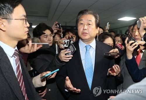 기자회견 마친 김무성      (서울=연합뉴스) 이정훈 기자 = 새누리당 김무성 전 대표가 23일 오전 국회 의원회관에서 대선 불출마 선언 기자회견을 한 뒤 이동하며 취재진의 질문을 받고 있다.