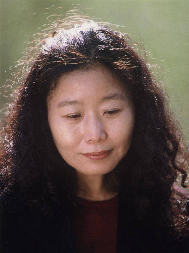 시집 ‘못다 한 사랑이 너무 많아서’ 펴낸 황인숙 시인. 2007년 ‘리스본행 야간열차’ 이후 10년만에 낸 시집이다.   문학과지성사 제공