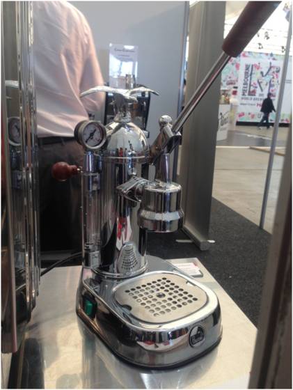 피스톤을 당겨서 추출하는 수동식 에스프레소 머신.