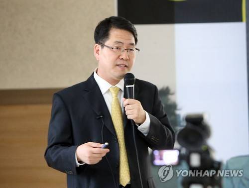 (대전=연합뉴스) 김소연 기자 = 28일 오후 대전 유성구 관평동주민센터에서 열린 '강정민 박사 초청 핵 안전 전문가 대전 좌담회에서 미국 NRDC(천연자원방어위원회) 선임연구위원이자 핵물리학자인 강 박사가 발언하고 있다. 2016.10.28  soyun@yna.co.kr