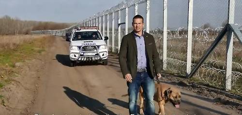 지난해 9월 난민들에게 헝가리로 들어오지 말라는 메시지를 담은 영상에 출연한 아소탈롬 시장 [출처:유튜브 캡처=연합뉴스]