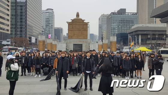 26d일 오전 청춘문화그룹 '생각'이 광화문 광장 세종대왕상 뒤편에서 애국가를 부르며 본 무대의 리허설을 하고 있다© News1