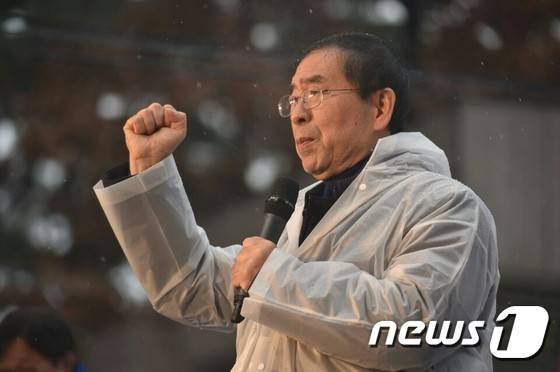 박원순 서울시장이 26일 오후 서울 청계광장에서 열린 '더불어민주당 박근혜 대통령 퇴진 결의대회'에 참석했다. © News1