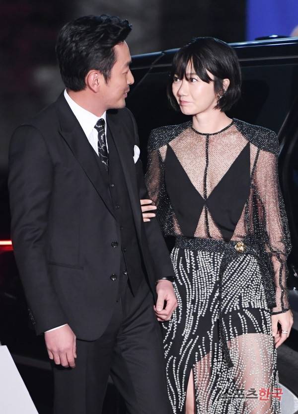 2016 청룡영화제 레드카펫 행사에 참석한 배두나 하정우. 사진=이혜영 기자 lhy@hankooki.com