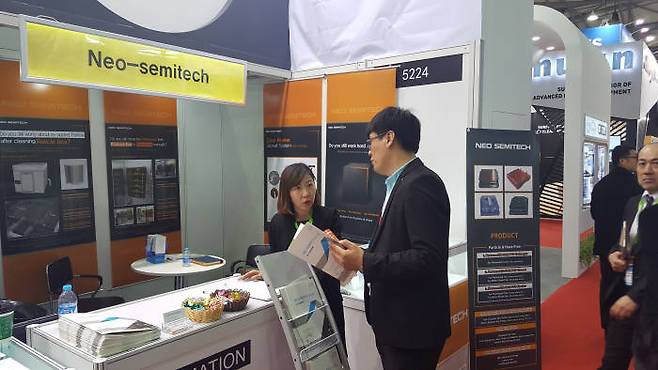 네오세미텍이 해외 전시회에 참가해 제품을 홍보하고 있다.