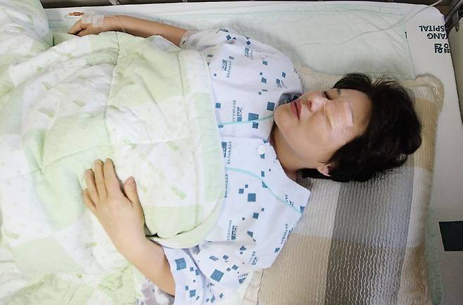2009년 2월 국회에서 테러를 당한 뒤 서울 한남동 순천향대병원으로 옮겨져 치료를 받는 전여옥 의원. [중앙포토]