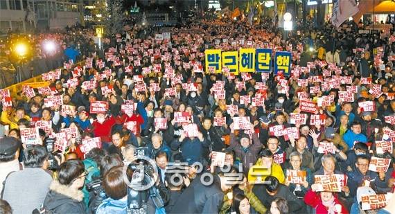 10월 29일 서울 도심에서 열린 촛불집회에서 시민들이 박근혜 대통령 퇴진을 외치고 있다. [중앙포토]