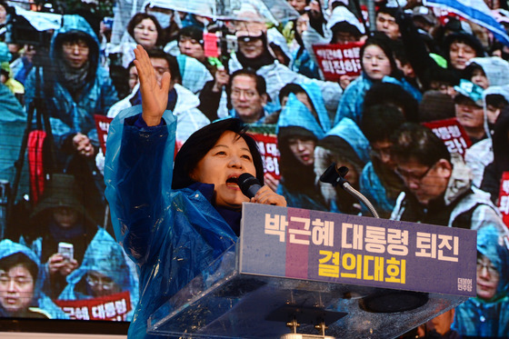 26일 오후 서울 중구 태평로 청계광장에서 일린 더불어민주당 박근혜 대통령 퇴진 결의대회에서 추미애 당대표가 박근혜 대통령 퇴진을 촉구하고 있다. 2016.11.26/뉴스1  <저작권자 © 뉴스1코리아, 무단전재 및 재배포 금지>