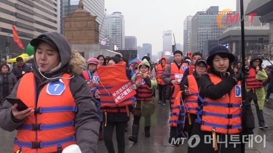 304명의 예술인과 시민들이 26일 오후 4시16분 서울 광화문 광장에서 박근혜 대통령의 '세월호 참사' 당시 7시간 행적 관련 진실 규명 퍼포먼스를 진행하고 있다./사진=박광범 기자