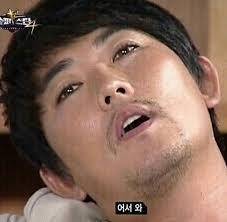 밤새 뒤척이다가 아침이 되면 대충 이런 정도의 얼굴이 된다.아내는 말했다. "어서와, 임산부 체험은 처음이지?"