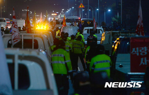 【서울=뉴시스】김선웅 기자 = 26일 오전 서울 서초구 경부고속도로 양재IC 인근 도로에서 제5차 촛불집회 참석을 위해 상경 하던 농민들의 차량이 경찰에 의해 가로막혀 있다. 2016.11.26.   mangusta@newsis.com