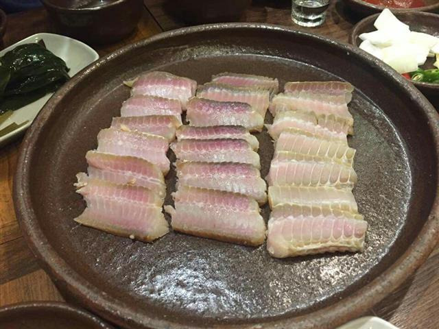 시큼한 맛이 나는 홍어는 사워에일 맥주와 먹으면 입안에서 단 맛을 느낄 수 있다.