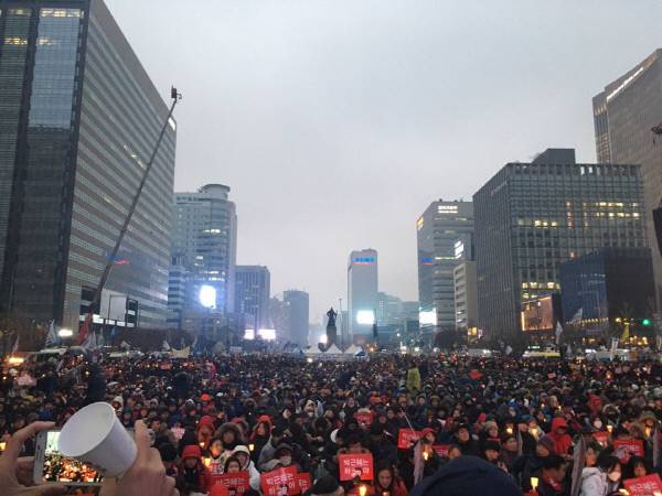 11월 26일 ‘박근혜 퇴진’을 외치며 광화문 광장에 모인 시민들.