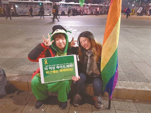 청소년이라는 이유로, 성소수자라는 이유로 차별받고 싶지 않아 매번 집회에 참석하고 있는 두 청소년이 26일 오후 서울 광화문 광장에서 포즈를 취하고 있다. 정반석 기자