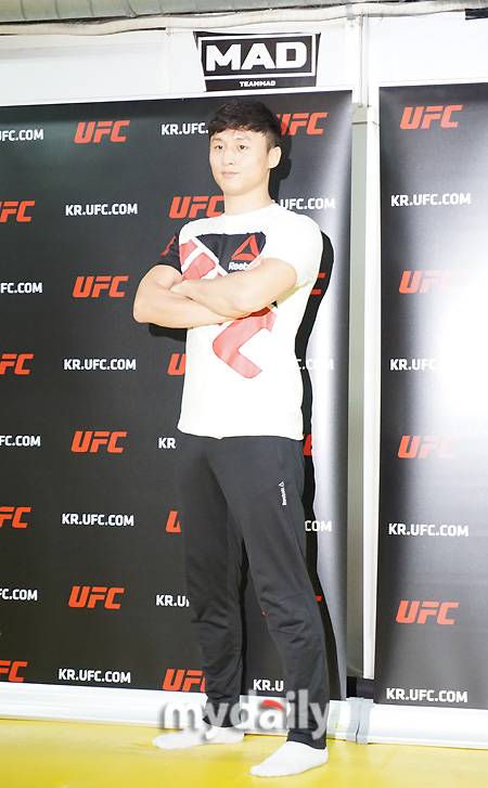 [마이데일리 = 장은상 기자] “무조건 이긴다는 생각이죠.”UFC 3전 3승. 개인 MMA 12연승. ‘코리안 슈퍼보이’ 최두호(25. 부산 팀 매드·사랑모아통증의학과)의 행보는 그야말로 거침이 없다.숱한 강호들을 쓰러뜨리며 연일 승전보를 올리고 있는 최두호는 단숨에 국내 종합격투기 팬들의 마음을 사로잡았다. 단순히 이기는 것만으로 얻은 명성이 아니다. 화끈한 경기력과 자신감 있는 행보로 만든 결과물이다.최두호는 최근 치러진 UFC 3연전에서 모두 KO승리를 거뒀다. 후안 마누엘 푸이그, 샘 시실리아, 티아고 타바레스는 모두 1라운드를 버티지 못하고 최두호의 주먹에 무릎을 꿇었다. 소극적 경기 운영으로 유효타에 집중하기 보다는 적극적 움직임으로 ‘타격’을 노리는 최두호의 공격성 때문이었다.최근 인터뷰에서 최두호는 “승률이 더 낮더라도 적극적인 승부를 할 수 있다면 그 전략을 택하겠다”며 자신의 공격 본능을 숨기지 않았다.지나친 공격성은 영리한 파이터에게 좋은 먹잇감이 되기 십상이다. 그러나 최두호에게 이런 ‘계산’은 존재하지 않는다. 오로지 상대만을 생각하며 전진만이 있을 뿐이다. 이 모든 것이 가능한 이유는 최두호가 자기 자신을 그 만큼 믿기 때문이다. 흔히 ‘자신감’의 크기가 다른 것이다.