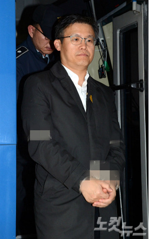 공무상 비밀누설 혐의로 구속수감 된 정호성 전 청와대 부속비서관이 21일 오후 서울 서초구 서울중앙지검에서 조사를 받기 위해 호송차에서 내리고 있다. (사진=이한형 기자)