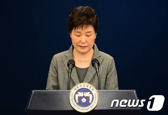 박근혜 대통령이 29일 오후 청와대 춘추관에서 제3차 대국민담화를 발표하고 있다. 2016.11.29/뉴스1 © News1 이광호 기자