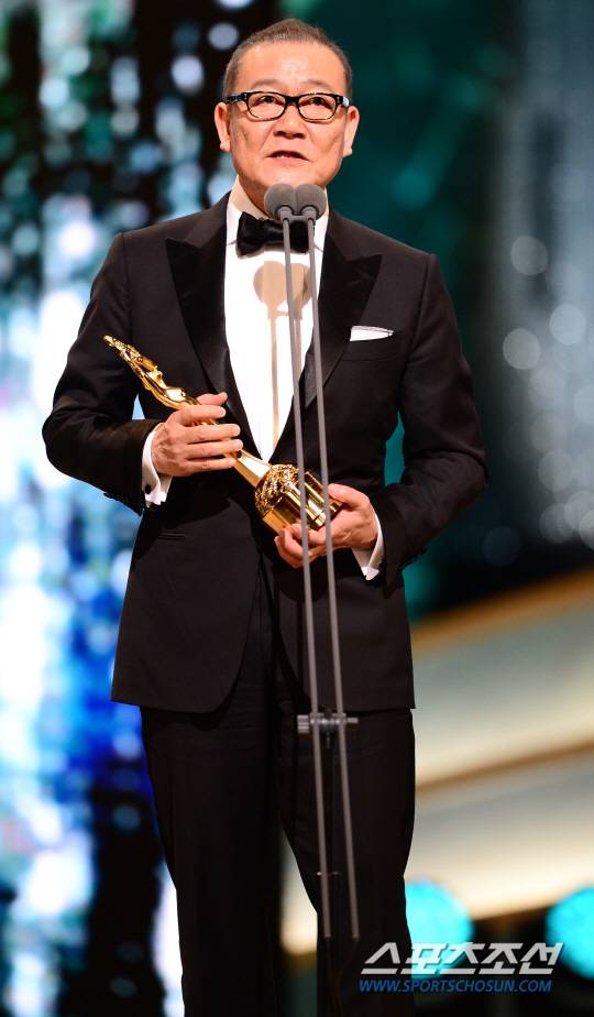 제37회 청룡영화상 시상식이 25일 경희대학교 평화의전당에서 열렸다. 남우조연상을 수상한 '곡성'의 쿠니무라 준이 소감을 전하고 있다.  조병관 기자 rainmaker@sportschosun.com/2016.11.25/