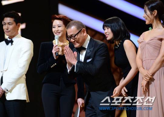 '제37회 청룡영화상 시상식'이 25일 오후 서울 회기동 경희대학교 평화의전당에서 열렸다.   쿠니무라 준이 객석에 앉아 있는 송강호를 향해 인사를 하고 있다.   정재근 기자 cjg@sportschosun.com/2016.11.25/