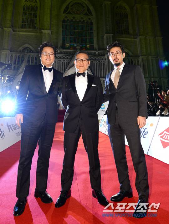 25일 오후 서울 동대문구 회기동 경희대학교 평화의전당에서 '제37회 청룡영화상 시상식'이 펼쳐졌다. 식전 레드카펫 행사에 함께 참석한 곽도원, 쿠니무라 준, 나홍진 감독.  송정헌 기자 songs@sportschosun.com/2016.11.25