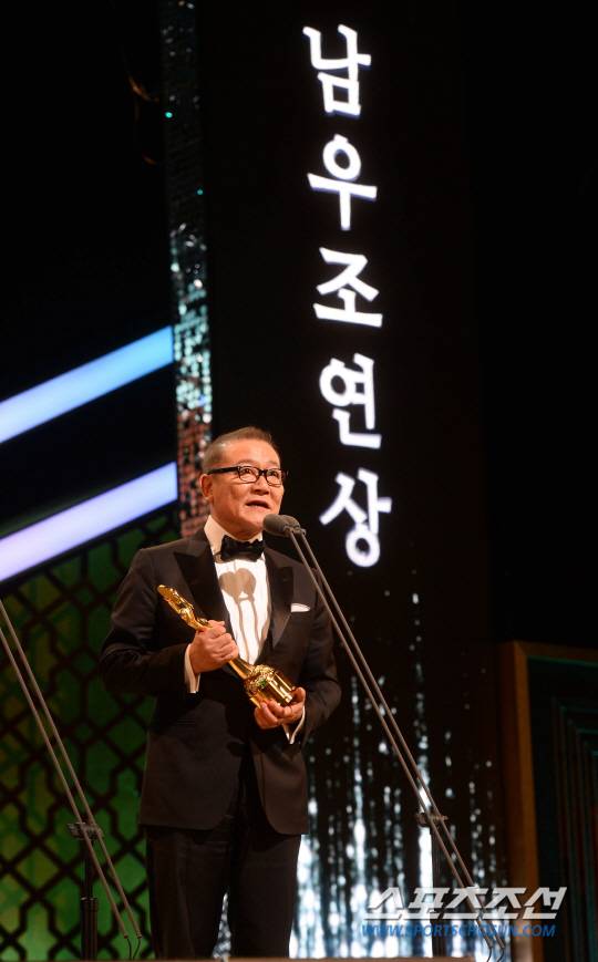 제37회 청룡영화상 시상식이 25일 경희대학교 평화의전당에서 열렸다. 남우조연상을 수상한 쿠니무라 준이 수상소감을 말하고 있다.  경희대=최문영 기자 deer@sportschosun.com/2016.11.25/