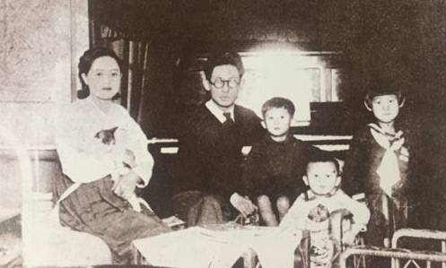 1938년 4월 이효석 가족의 모습(왼쪽부터 부인 이경원, 이효석, 차녀, 장남, 장녀).