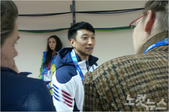 2014년 소치올림픽 당시 이규혁이 해외 취재진과 인터뷰를 하는 모습.(자료사진)