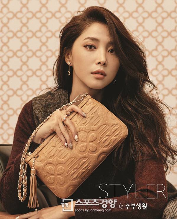 배우 오윤아 화보. 사진 스타일러