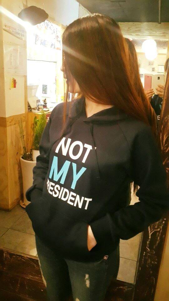 페이스북 계정 '부산공감'에서 공동 구매를 진행 중인 후드 셔츠. "Not My President"라는 문구로 눈길을 끈다. 부산공감 제공