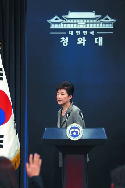 지난 22일 사표를 제출했으나 계속 보류 상태인 최재경 청와대 민정수석이 29일 청와대 춘추관 브리핑룸에서 고개를 숙인 채 서 있다. 왼쪽부터 강석훈 경제수석, 김규현 외교안보수석, 최 수석, 허원제 정무수석.청와대사진기자단