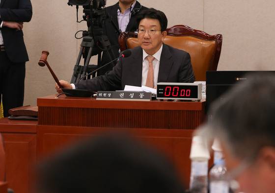 법제사법위원회 전체회의에서 권성동 위원장이 의사봉을 두드리며 법안을 상정하고 있다/사진=뉴스1