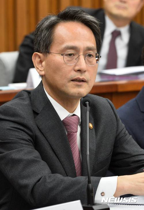 【서울=뉴시스】배훈식 기자 = 이창재 법무부 차관이 30일 오후 서울 여의도 국회에서 열린 박근혜 정부의 최순실 등 민간인에 의한 국정농단 의혹 사건 진상규명을 위한 국정조사특별위원회에 출석해 답변하고 있다. 2016.11.30.   dahora83@newsis.com