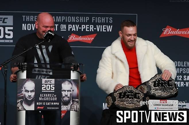 ▲ 코너 맥그리거(오른쪽)를 바라보는 데이나 화이트 UFC 대표, 흐뭇한 표정이다