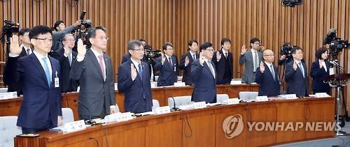 최순실 국조특위 첫 기관보고, '증인 선서'      (서울=연합뉴스) 배재만 기자 = 30일 국회에서 열린 '박근혜 정부의 최순실 등 민간인에 의한 국정농단 의혹 사건 진상 규명을 위한 국정조사 특별위원회' 전체회의에서 1차 기관보고에 출석한 기관장들이 증인 선서를 하고 있다.