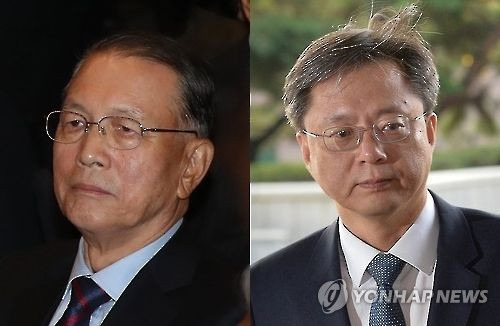 김기춘(왼쪽) 전 대통령 비서실장과 우병우 전 청와대 민정수석비서관 [연합뉴스 자료사진]
