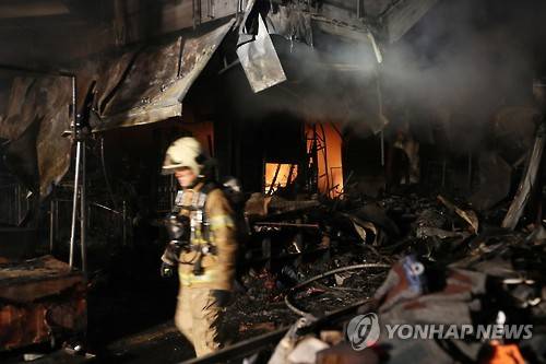(대구=연합뉴스) 김준범 기자 = 30일 오전 2시 8분께 대구시 중구 서문시장에서 불이 나 소방당국이 진화하고 있다. 2016.11.30  psykims@yna.co.kr