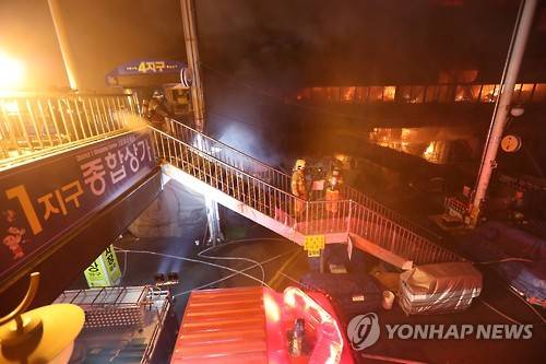 화재 진압하는 소방  (대구=연합뉴스) 김준범 기자 = 30일 오전 2시 8분께 대구시 중구 서문시장에서 불이 나 소방당국이 진화하고 있다. 2016.11.30