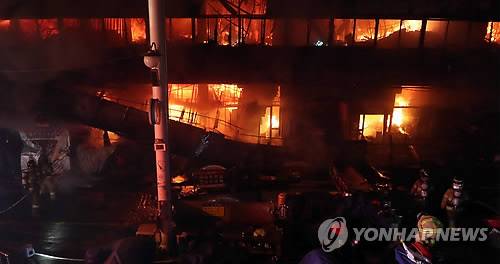 (대구=연합뉴스) 김준범 기자 = 30일 오전 2시 8분께 대구시 중구 서문시장에서 불이 나 소방관들이 진화하고 있다. 2016.11.30