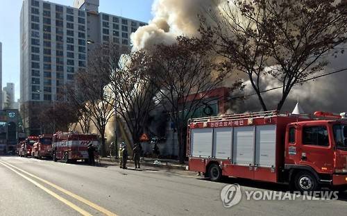 (계룡=연합뉴스) 지난 29일 오전 11시 48분께 충남 계룡시 한 대형마트에서 불이 나 소방당국이 진화하고 있다. [계룡소방서 제공=연합뉴스]